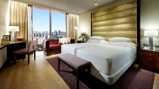 جناح بسريرين، Hyatt Regency Barcelona Tower 1/1
