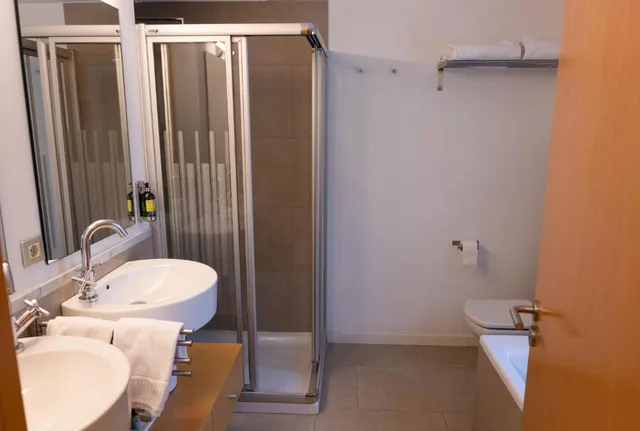 غرفة سوبيريور بسرير مزدوج أو سريرين منفصلين بشرفة، NM Suites 3/3