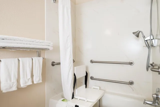 غرفة بسريرين كوين لذوي الإعاقة، Holiday Inn Express and Suites Chowchilla - Yosemite Park Area 1/1
