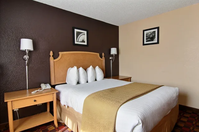 Standard, King Bed, Quality Inn Hall Of Fame 10/10