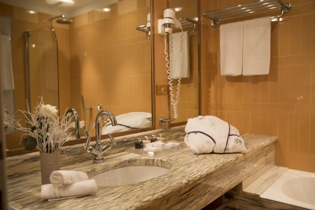 غرفة سوبيريور بسرير مزدوج أو سريرين منفصلين بإطلالة على البحيرة، GRAND HOTEL TERME 4/4
