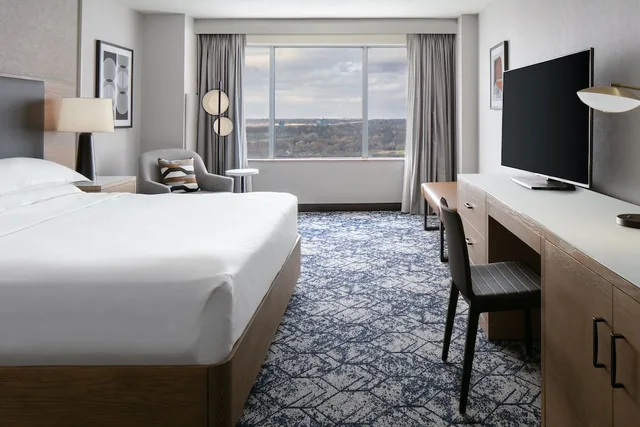 جناح جونيور بسرير كينج مع أريكة لذوي الإعاقة، SHERATON OVERLAND PARK HOTEL AT THE CONVENTION CENTER 2/5
