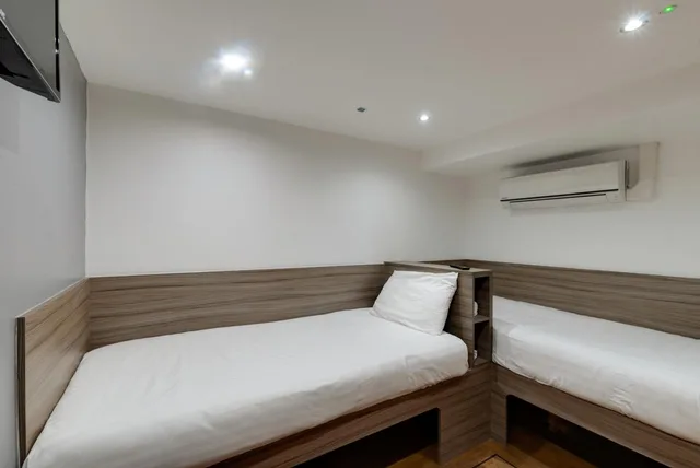 Room, Twin Beds, No Window، The Podworks Hotel 1/2