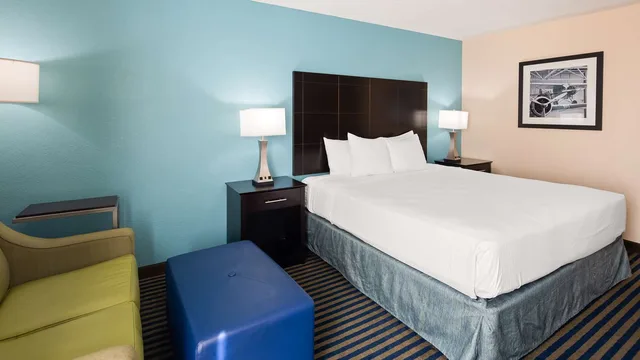 غرفة بسرير كينج بحوض استحمام لذوي الإعاقة، Best Western Leesburg Hotel & Conference Center 3/4