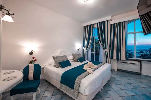 غرفة تنفيذية بسريرين منفصلين بإطلالة على البحر مع أريكة بحوض جاكوزي، Positano Art Hotel Pasitea 2/10