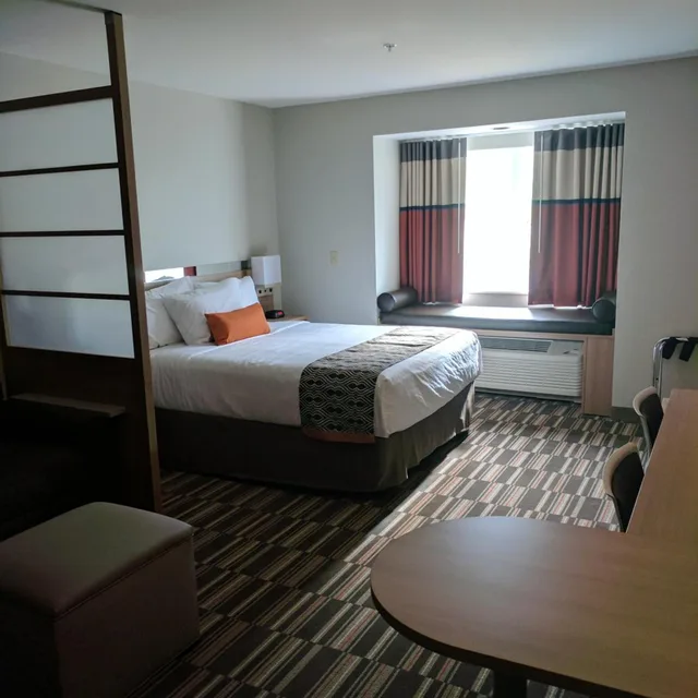 Studio, Suite, Queen Bed, Sofa, Microtel Inn And Suites By Wyndham Clarion 3/5