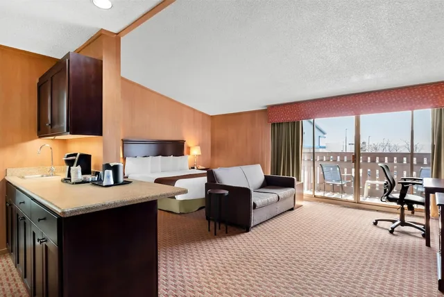غرفة قياسية كبيرة بسرير كينج بشرفة مع أريكة، Best Western Chieftain Inn 2/3