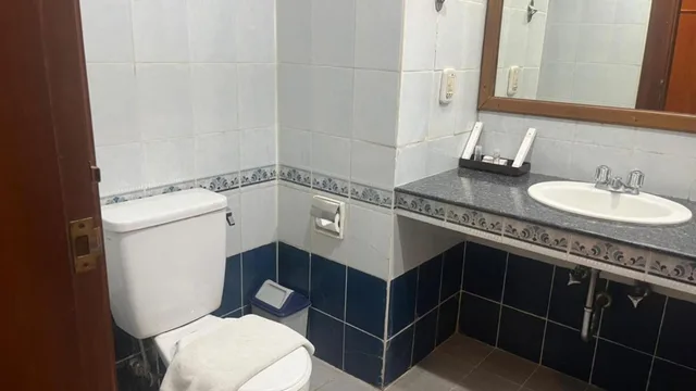 غرفة بسرير كينج بإطلالة على المسبح، KRESNA HOTEL WONOSOBO 9/9