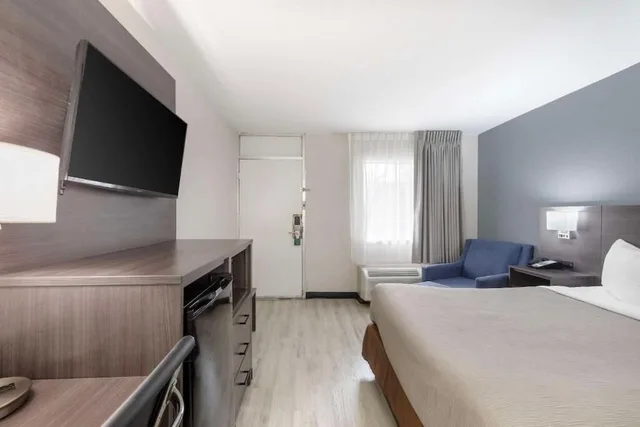 غرفة قياسية بسرير كينج، Downtown Inn & Studio Suites 1/2
