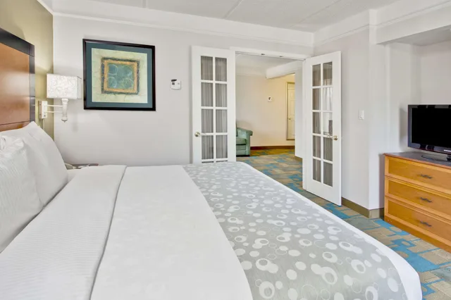 جناح بسرير كينج بغرفة نوم واحدة، La Quinta Inn & Suites by Wyndham Ft. Lauderdale Airport 2/5