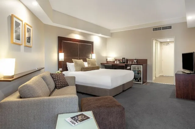 Courtyard, Twin Beds, King Bed, Balcony, Amora Herencia Riverwalk Melbourne 2/7