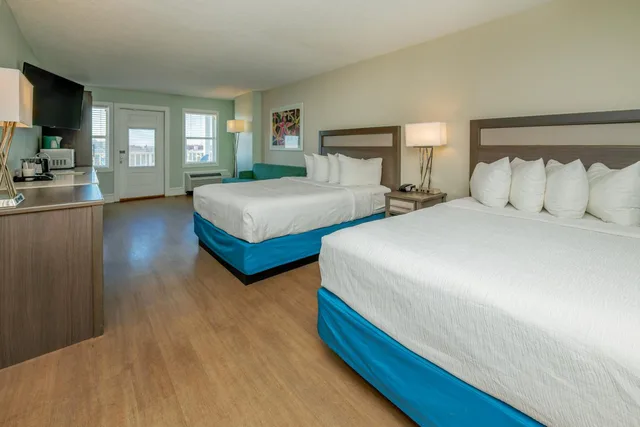 Efficiency, King Bed, Ocean View, Balcony، Commander Hotel 2/3