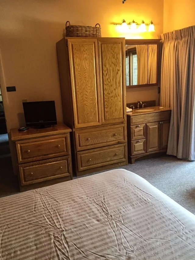 غرفة سيغنتشر بسرير كينج بغرفة نوم واحدة مع أريكة بمطبخ، Shadow Mountain Lodge 5/10