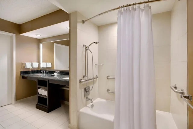 جناح بسرير كينج بغرفة نوم واحدة مع أريكة بحوض استحمام لذوي الإعاقة، Sheraton Suites Fort Lauderdale West 4/5