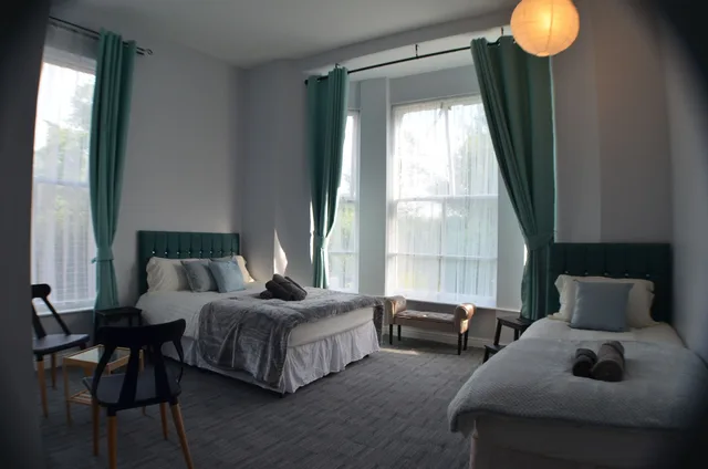غرفة كومفورت ثلاثية بثلاثة أسرّة، Queen's Guesthouse 1/4