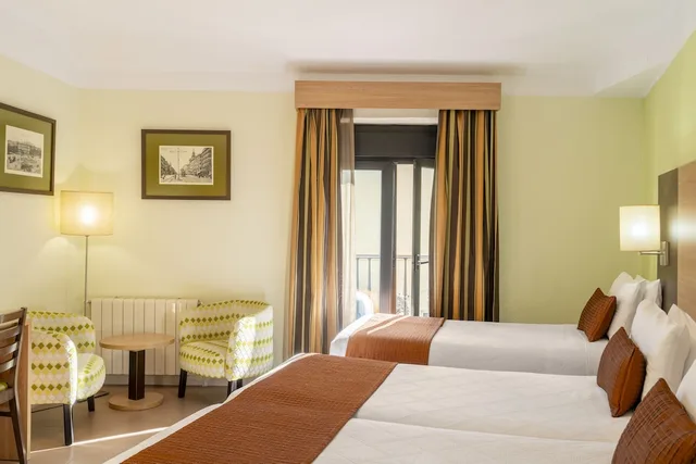 غرفة عائلية ثلاثية بثلاثة أسرّة، Hostal Ballesta 2/9