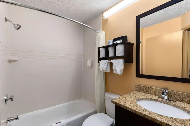 غرفة قياسية بسرير كينج للمدخنين، Super 8 by Wyndham Myrtle Beach/Market Common Area 7/9