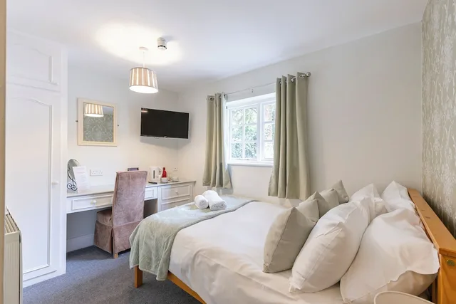 Basic, Double Bed, OYO Blenheim House 1/2