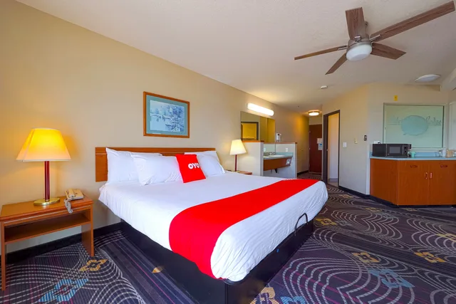 Luxurious King Suite with Jetted Tub and Balcony- Ocean view، Siletz Bay Beachfront Hotel by OYO Lincoln City 5/8