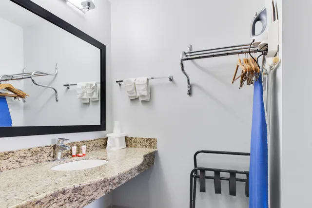 غرفة بسريرين كوين لذوي الإعاقة، OYO Hotel Ingleside TX 5/6