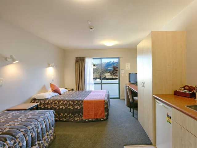 Studio, Triple, Twin Beds, 1 Queen and 1 Single Bed, Bella Vista Motel Hanmer Springs 3/10