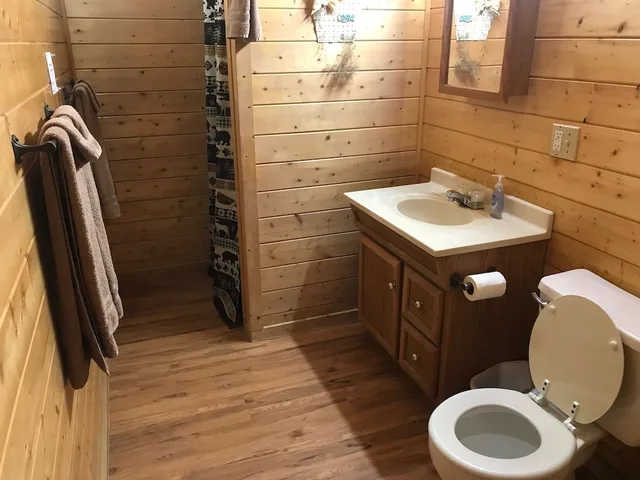 كابينة بانورامية بفراش فوتون وسريرين كوين وسرير بطابقين، Grandview Cabins & RV Resort 3/4