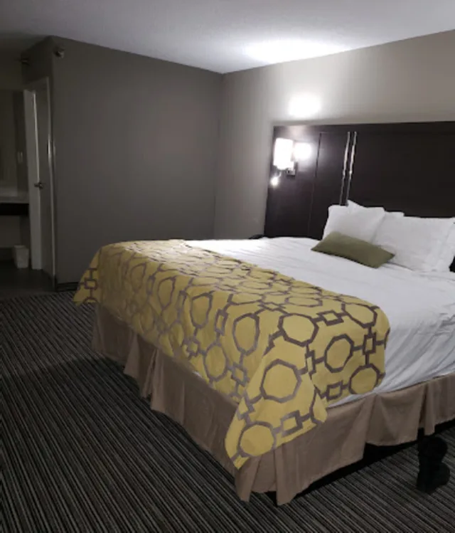 غرفة بسرير كينج لذوي الإعاقة، Baymont By Wyndham Topeka 3/6