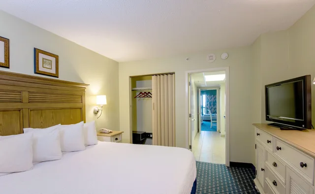 1 Bedroom, Pinnacle, Suite, King Bed, Murphy Bed, Ocean Front, Sofa, Compass Cove Resort 1/2