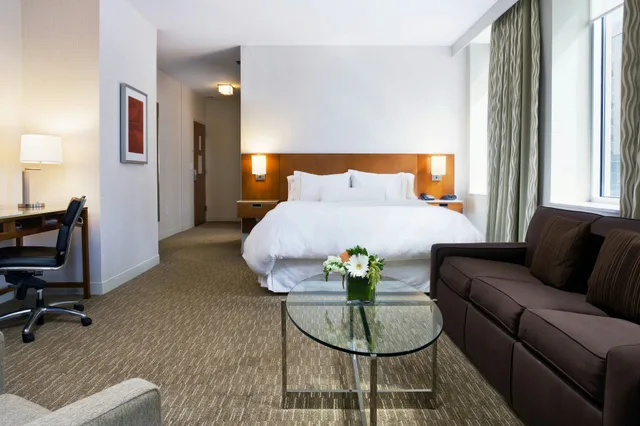 جناح، The Westin Minneapolis 2/5