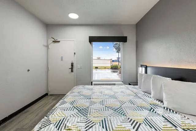 غرفة بسرير مزدوج بمطبخ لذوي الإعاقة، Studio6 Suites Jacksonville, NC 4/10