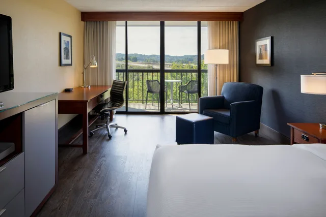 غرفة بسرير كينج بشرفة، Doubletree By Hilton Hotel Pittsburgh - Cranberry 2/7