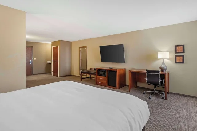 جناح بسرير كينج مع أريكة، Comfort Inn & Suites Cheyenne, WY 1/4