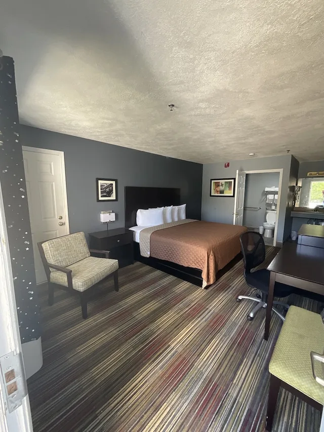 Senior, King Bed، Peachtree Inn 1/2