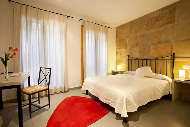 غرفة قياسية بسريرين منفصلين بإطلالة على المدينة، L Hostal 7/10