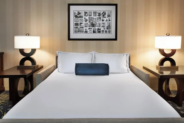 1 Bedroom, Junior Suite, King Bed, Murphy Bed, Sofa، Disneyland Hotel 3/3