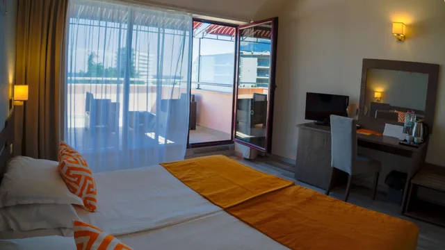 غرفة بسرير مزدوج أو سريرين منفصلين بإطلالة على البحر بشرفة، Park Hotel Odessos 5/10