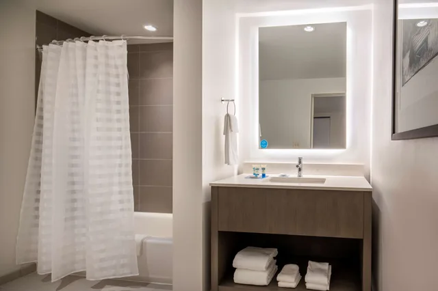 Guest Room, King Bed, Den, High Floor، Hyatt House East Moline/Quad Cities 3/4
