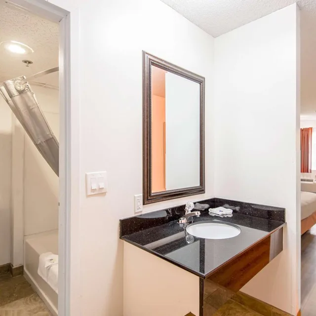 2 Queen Beds - Mobility Accessible Tub Nsmk، Motel6 Lawrence, KS 9/9