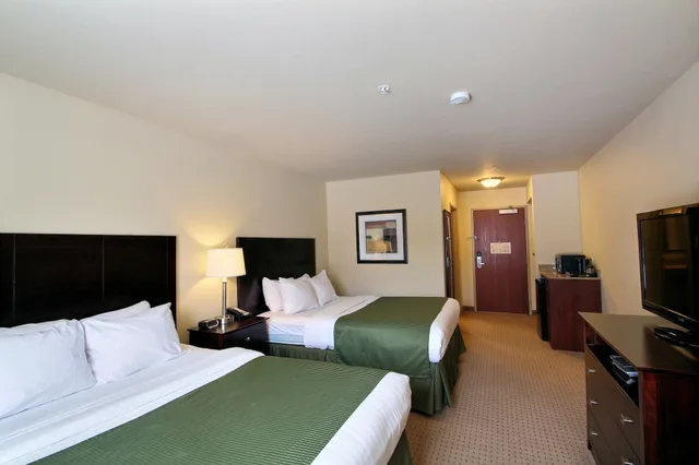 غرفة قياسية بسريرين كوين، Cobblestone Inn & Suites -- Brillion, WI 1/7