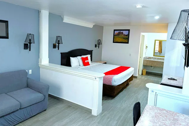 غرفة بسرير كينج للمدخنين، Three Rivers Executive Inn & Suites By OYO 4/8