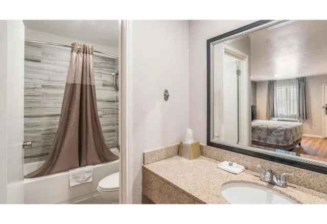 غرفة بسرير كوين لذوي الإعاقة، Motel6 Dallas, TX 4/4