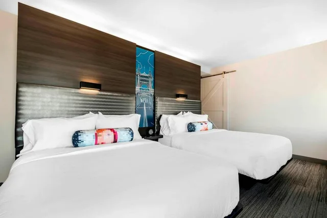 جناح بسريرين كوين بغرفة نوم واحدة بمنطقة جلوس، ALOFT NEWPORT ON THE LEVEE 1/1