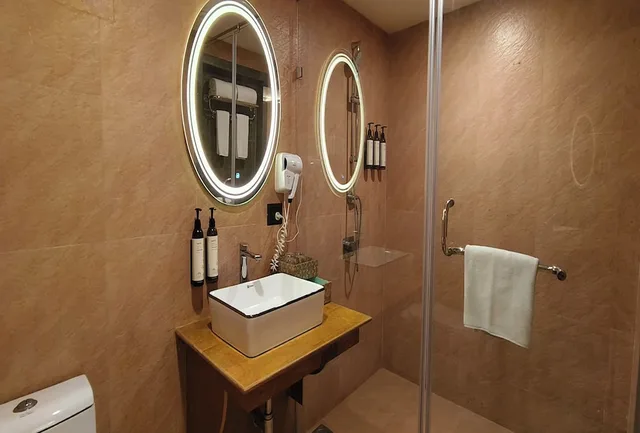 خيمة ملكية بسرير كوين، Fort JadhavGADH - A GADH Heritage Hotel 10/10