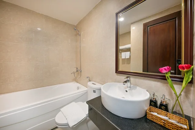 غرفة تنفيذية بسرير كينج بإطلالة على المدينة بحوض استحمام، Celina Hotel & Apartment 4/4