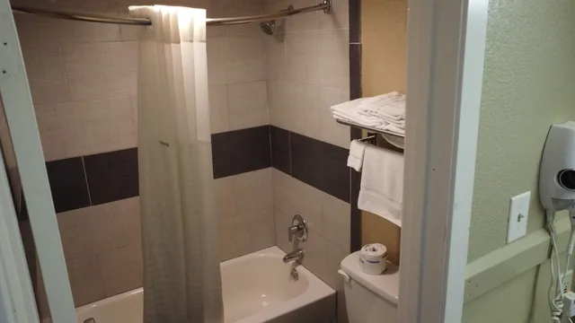 غرفة ديلوكس بسرير كينج، Super 8 By Wyndham Kingsville 4/6