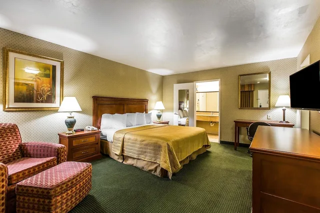 Standard, King Bed, Quality Inn Near China Lake Naval Station 2/4