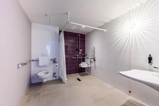 غرفة بسريرين منفصلين لذوي الإعاقة، Premier Inn Stuttgart Feuerbach 2/2