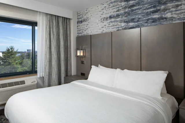 Room, King Bed, Airport View، Embassy Suites by Hilton Portland Maine 1/2