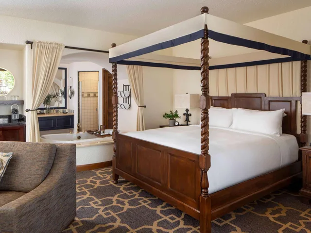 Spa, Suite, King Bed, Garden View, Balcony or Patio, Sofa, Hot Tub، Fairmont Sonoma Mission Inn & Spa 3/3