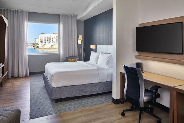 استوديو بسرير كينج مع أريكة، Courtyard St Petersburg Clearwater Madeira Beach 2/3